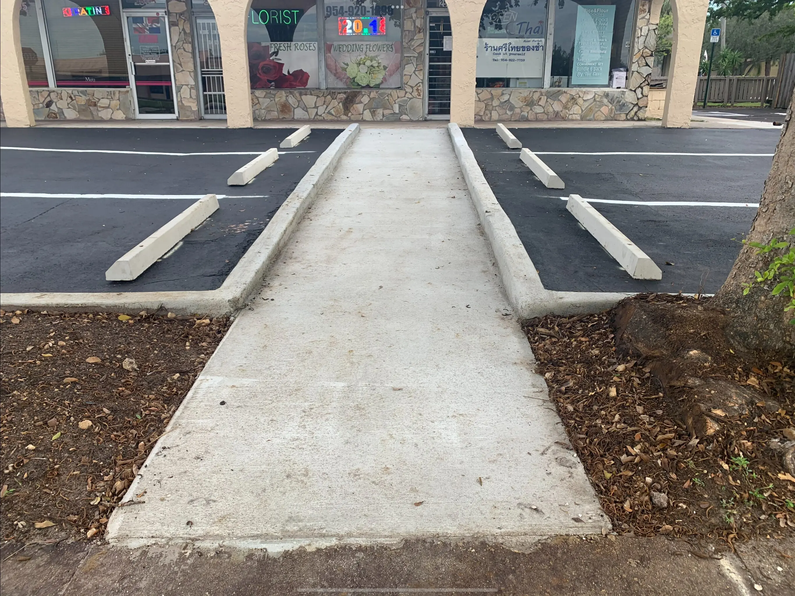 A sidewalk with two different levels and one level is on the side of it.